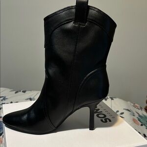 Elegant Black Heeled Boots